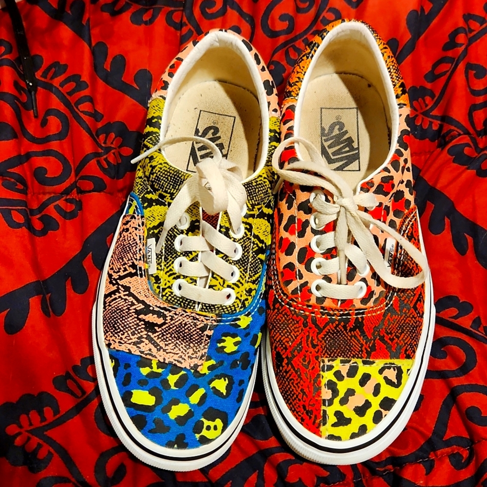 Women colorful animal prints Vans size 8.5